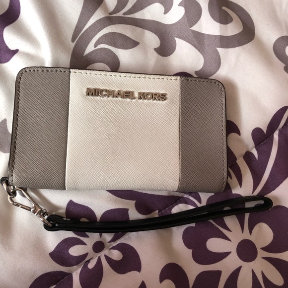 Michael Kors wallet/wristlet - Picture 1 of 4